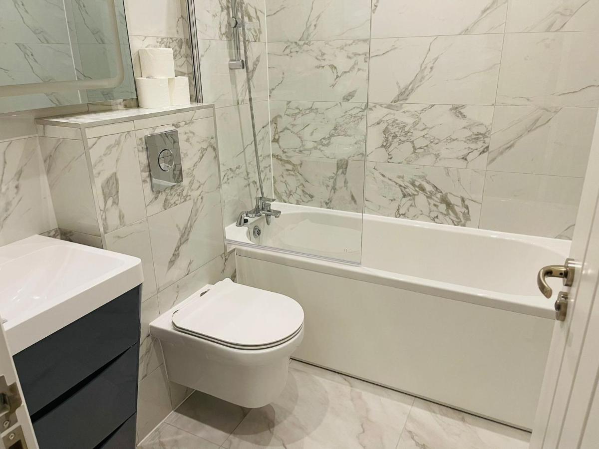 Salt Hill Windsor Legoland Eton Heathrow Luxury 2 Bed 1 Bath Free Parking Apartman Slough Kültér fotó